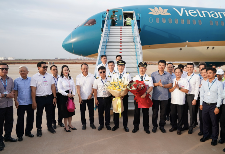 Lãnh đạo Vietnam Airlines và các đơn vị tặng hoa phi hành đoàn sau chuyến bay "xông đất" Long Thành.
