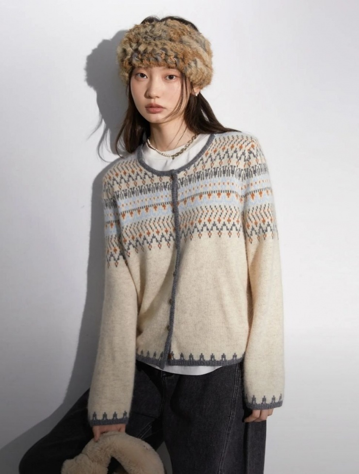 Áo Fair Isle hiện nay được mở rộng bảng màu, không gói gọn ở những tông màu nổi sắp xếp tương phản như hồng, đỏ, cam, xanh, mà có thêm những tông trầm được phối tông xuyệt tông như kem, nâu, be, đen.