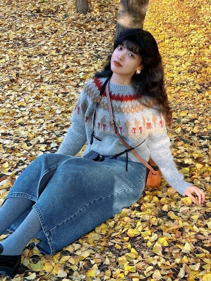 Giới trẻ châu Á, trong đó có Việt Nam theo đuổi xu hướng này khoảng hai năm trở lại đây. Trên các sàn thương mại điện tử, thiết kế được bán với giá dao động 250.000 - 650.000 đồng một chiếc. Nhiều thương hiệu địa phương còn sáng tạo thêm khăn quàng và buộc tóc đồng điệu với áo.