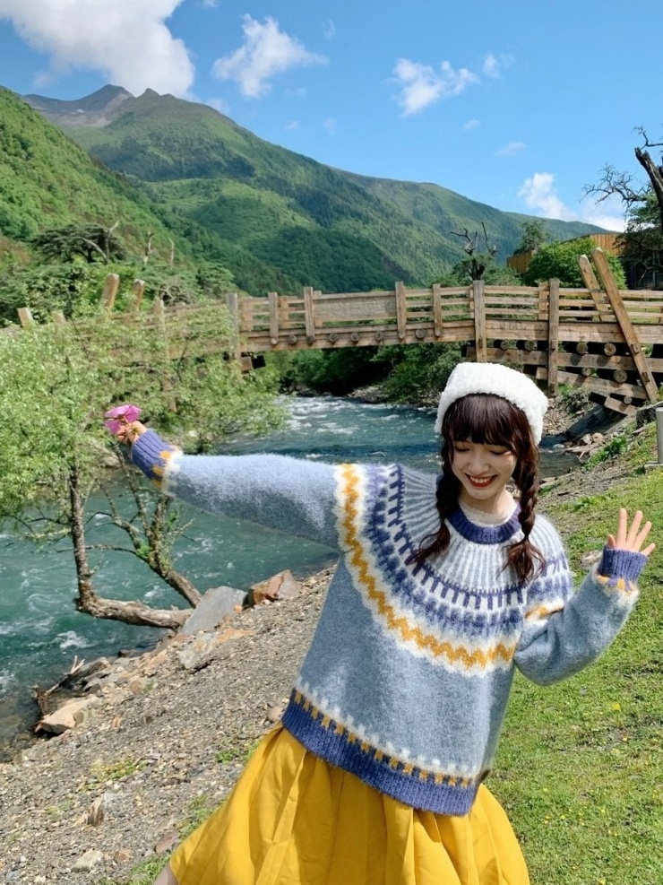 Theo WWW, các bạn trẻ ưa chuộng món đồ này vì phom rộng giúp tạo thoải mái, dễ chịu, giá phù hợp. Họa tiết nổi bật còn giúp họ có thêm nhiều bức ảnh đẹp trên đường phố hay các chuyến du lịch.