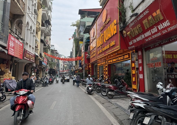 Phố Hà Trung có nhiều cửa hàng kinh doanh vàng, ngoại tệ. Ảnh: D.Anh
