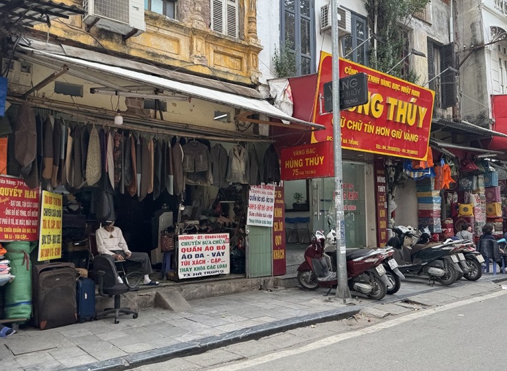 Một số cửa hàng đồ da truyền thống, bên cạnh hàng vàng. Ảnh: D.Anh
