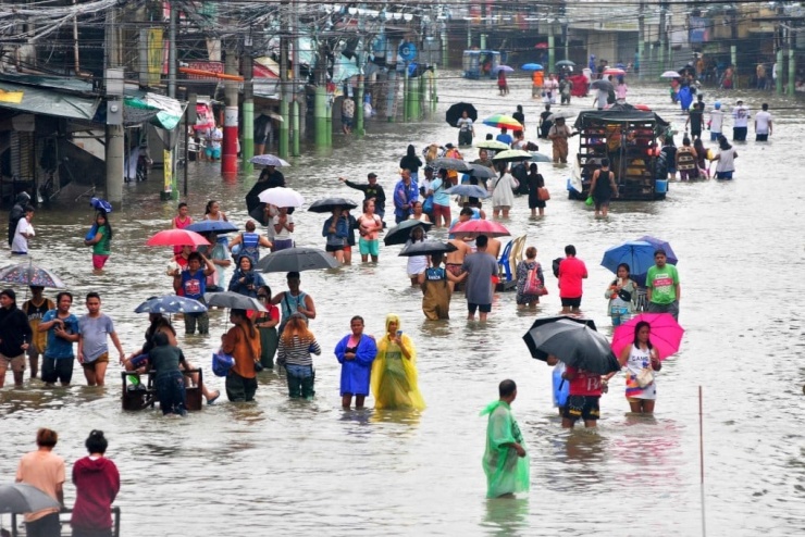 Loạt siêu bão và áp thấp nhiệt đới mạnh bất thường liên tiếp càn quét khu vực Đông Nam Á và Đông Á, gây mưa lớn, lũ quét và ngập lụt nghiêm trọng tại Hong Kong, Philippines, Đài Loan, Myanmar, Thái Lan và Việt Nam từ tháng 9 đến tháng 11. Lũ lụt, sạt lở đất khiến hàng nghìn người thiệt mạng, hàng triệu người phải sơ tán, nhiều đô thị và vùng sản xuất nông nghiệp chìm trong nước, giao thông tê liệt và thiệt hại kinh tế lên tới hàng chục tỷ USD.