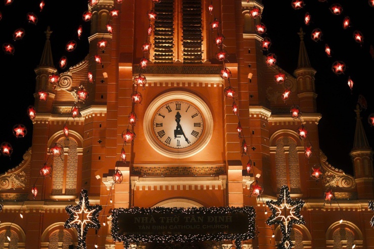 Nhà thờ màu hồng ở TP.HCM trong sắc đèn Giáng sinh - 4