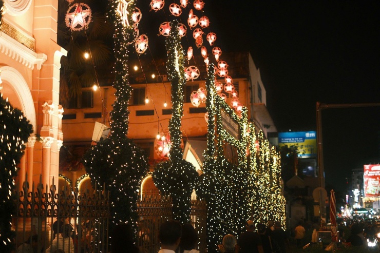 Nhà thờ màu hồng ở TP.HCM trong sắc đèn Giáng sinh - 3