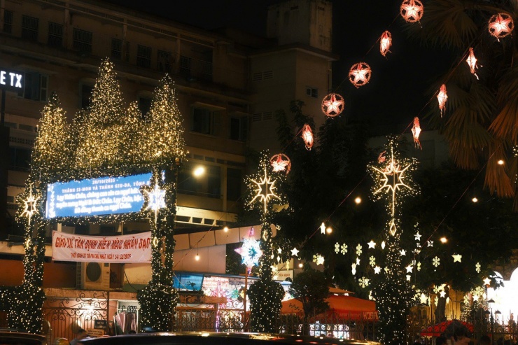 Nhà thờ màu hồng ở TP.HCM trong sắc đèn Giáng sinh - 6