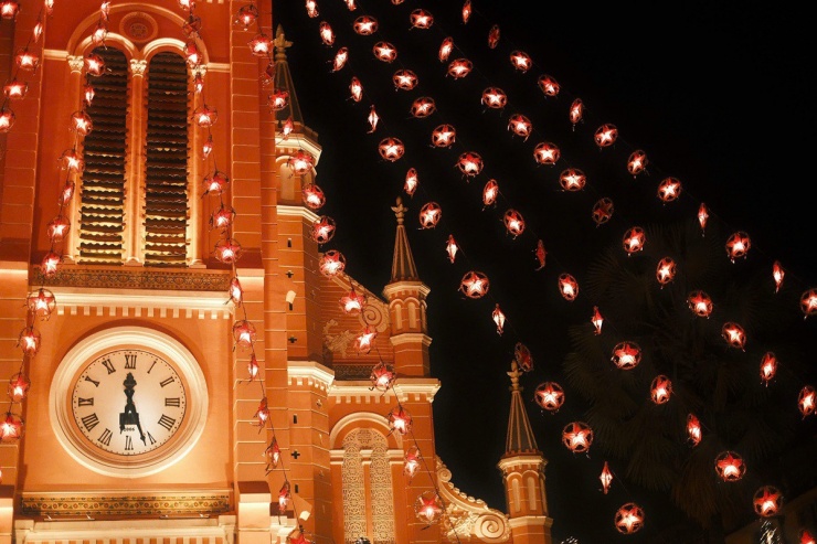 Nhà thờ màu hồng ở TP.HCM trong sắc đèn Giáng sinh - 7