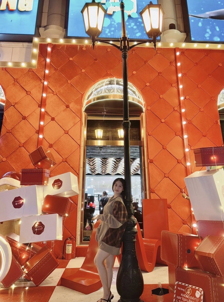 Ở khu vực trung tâm, Diamond Plaza (phường Sài Gòn) từ đầu tháng 11 đã sớm khoác lên sắc đỏ ấm áp đặc trưng của mùa Noel