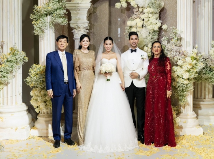 Cũng trong sự kiện này, cô còn diện đầm của Jenny Packham - thương hiệu yêu thích của Vương phi Kate Middleton. Ảnh: Mạnh Bi