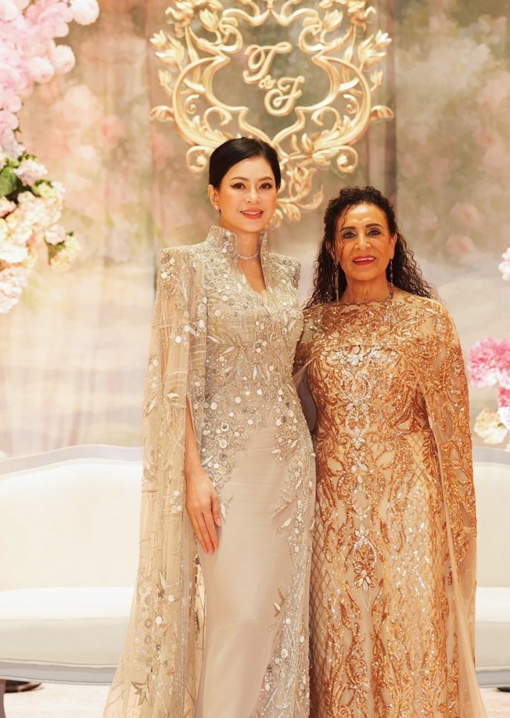 Thiết kế dáng cape được đặt làm riêng, xẻ cổ V mang hiệu ứng thanh mảnh, phần vai xử lý vuông vức vừa phải tạo vẻ quyền lực. Trang phục mất ba tháng đính đá và pha lê trên phần thân và áo choàng xuyên thấu. Để tăng vẻ sang trọng, Thủy Tiên phối đầm cùng dây chuyền và đồng hồ đính kim cương của Cartier. Ảnh: Mạnh Bi