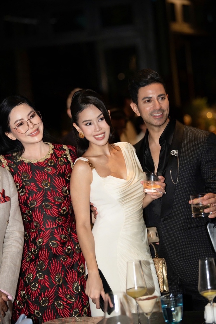 Trong đêm tiệc chào mừng khách mời trước đám cưới ở Đà Nẵng, cô chọn đầm in họa tiết của Dolce&amp;Gabbana, trang điểm theo phong cách Douyin - xu hướng đang được giới trẻ khắp thế giới yêu thích. Ở hậu trường, Thủy Tiên cho biết muốn makeup khác so với ngày thường để tạo sự tươi mới, trẻ trung và khác biệt trong ngày cưới con gái. Ảnh: Mạnh Bi