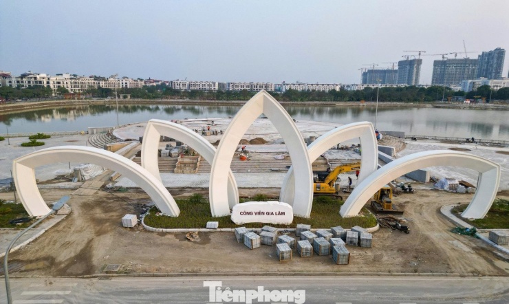 Công trình khởi công từ tháng 6/2024 do Ban Quản lý dự án đầu tư xây dựng huyện Gia Lâm (cũ) làm chủ đầu tư, dự kiến hoàn thành vào cuối năm 2024 nhưng sau đó đã 3 lần lỡ hẹn. Hiện các hạng mục đang được gấp rút triển khai bao gồm hạ tầng khu công viên, vườn hoa, hồ nước. Cổng vào của công viên có hình hoa sen 5 cánh với kích thước lớn đã cơ bản hoàn thiện.