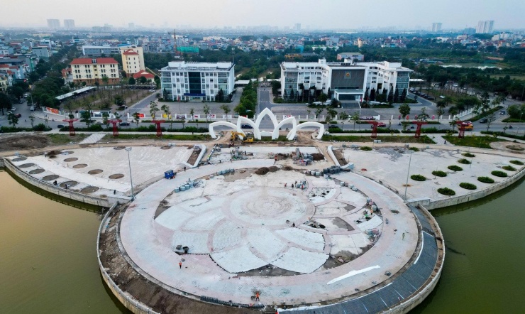 Công viên Gia Lâm tiếp giáp các đường Nguyễn Mậu Tài, Thuận An, Thành Trung và Bệnh viện Đa khoa Gia Lâm. Cổng chính của công viên đối diện với trụ sở cơ quan nhà nước cấp xã.