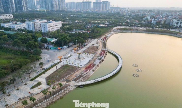 Điểm nhấn độc đáo của dự án là cây cầu đi bộ bắc qua hồ điều hòa bên trong công viên.