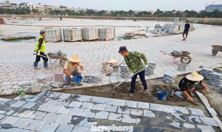 Trên công trường có nhiều nhóm công nhân đang thi công, hoàn thiện các hạng mục để dự án kịp về đích trong năm 2025.