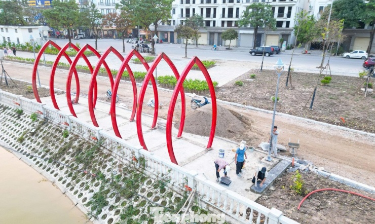 Đường đi được lát bằng gạch bê tông, lắp hệ thống điện…đang được triển khai đồng bộ.