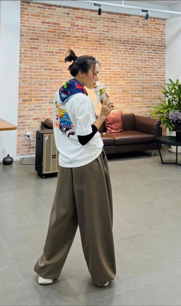 Mỹ Tâm trong hậu trường chuẩn bị cho liveshow "See the light" khiến khán giả bị "hớp hồn" bởi nhan sắc đẹp không tì vết. Cách mix trang phục, phụ kiện cùng kiểu tóc nàng thơ đã khiến cô trẻ trung rất nhiều.