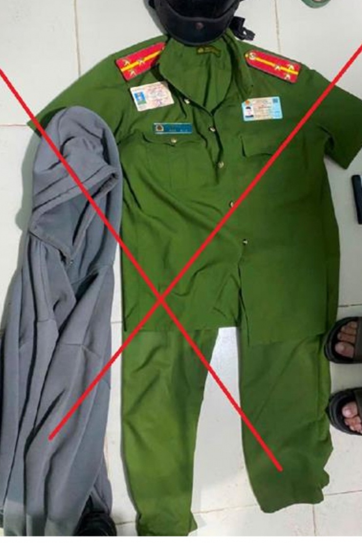 Trang phục đối tượng sử dụng khi giả danh công an. Ảnh: T.B.
