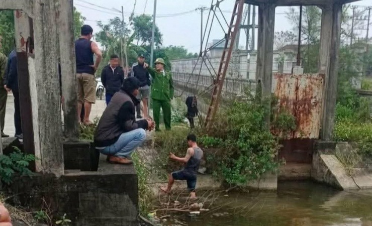 Cơ quan chức năng cùng người dân tìm kiếm hung khí gây án bị ném xuống cống nước. Ảnh: KS