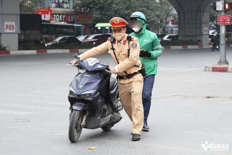 Tài xế tung chiêu 'bịt mắt' camera AI ở Hà Nội: Dùng cả cát, bã kẹo cao su - 1