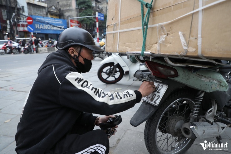 Tài xế tung chiêu 'bịt mắt' camera AI ở Hà Nội: Dùng cả cát, bã kẹo cao su - 6