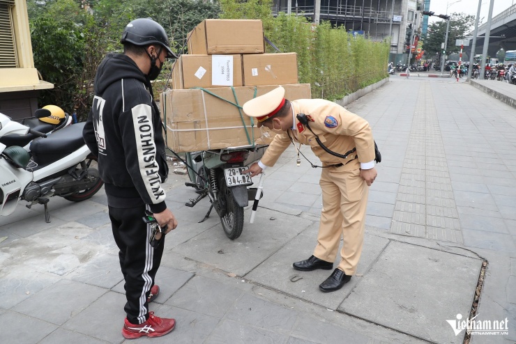 Tài xế tung chiêu 'bịt mắt' camera AI ở Hà Nội: Dùng cả cát, bã kẹo cao su - 5