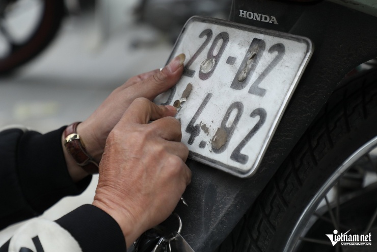 Tài xế tung chiêu 'bịt mắt' camera AI ở Hà Nội: Dùng cả cát, bã kẹo cao su - 7