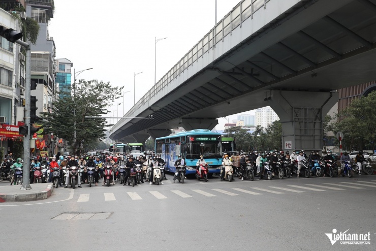 Tài xế tung chiêu 'bịt mắt' camera AI ở Hà Nội: Dùng cả cát, bã kẹo cao su - 11
