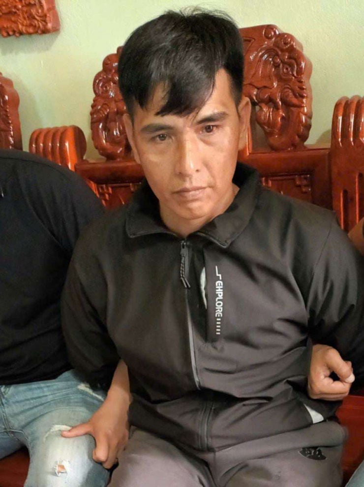 Vũ Ngọc Tân đã xây dựng tường rào cao, cổng sắt quây kín nhà, nuôi khoảng 10 con chó để bảo vệ, lắp hệ thống camera giám sát xung quanh “boong ke”. Ảnh: Công an Hưng Yên