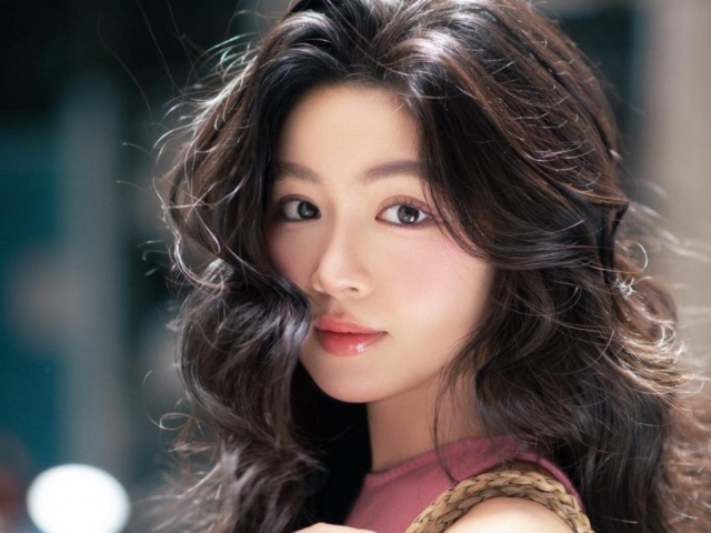 Nhan sắc tuổi đôi mươi của con gái Quyền Linh