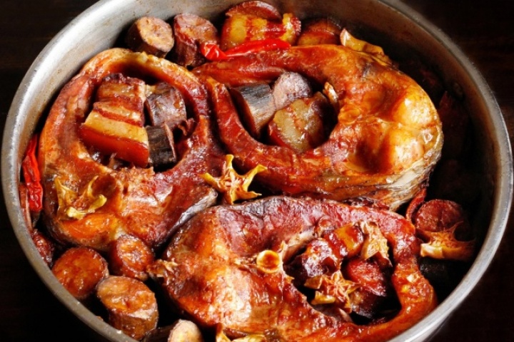 Quy tắc 'hai mở một đậy' khi kho cá