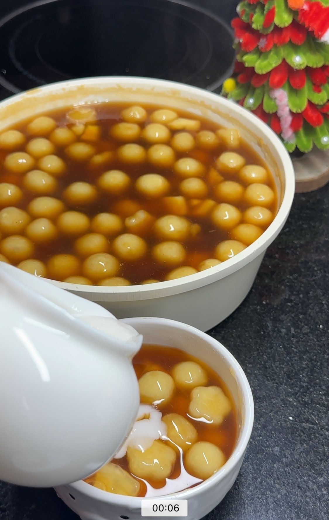 Chè sắn ăn ngay khi còn nóng, thêm nước cốt dừa và sợi dừa nạo khi ăn sẽ rất hấp dẫn.