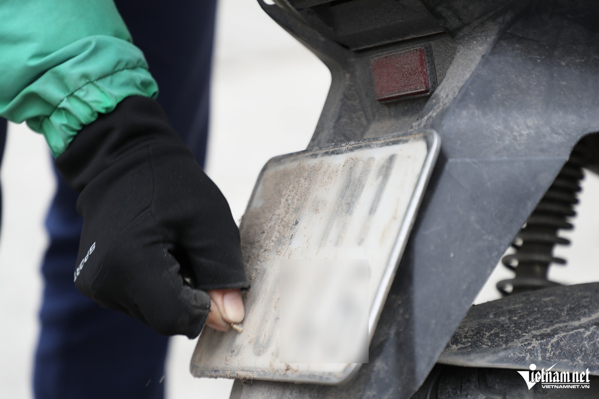 Tài xế tung chiêu 'bịt mắt' camera AI ở Hà Nội: Dùng cả cát, bã kẹo cao su - 3