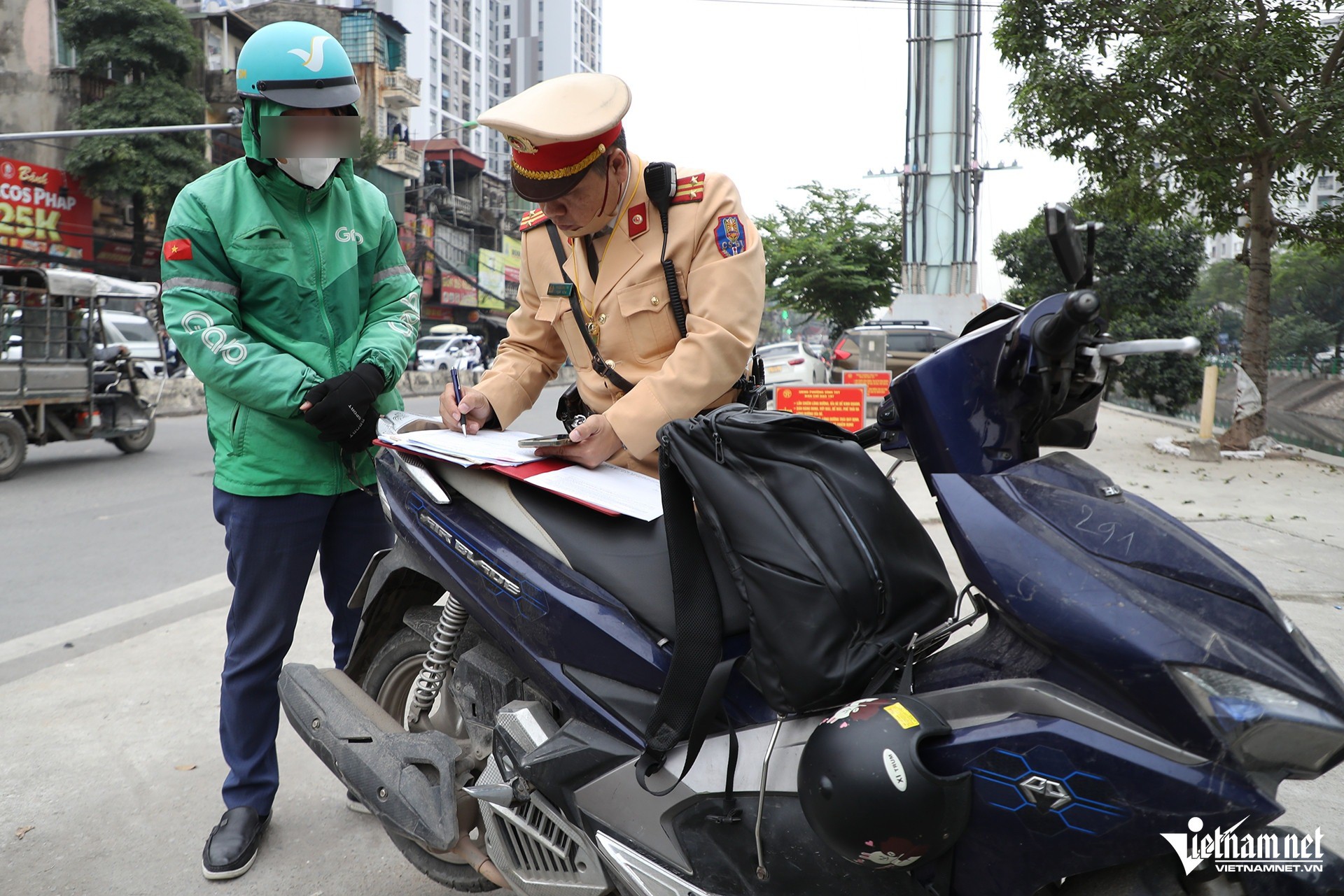 Tài xế tung chiêu 'bịt mắt' camera AI ở Hà Nội: Dùng cả cát, bã kẹo cao su - 4
