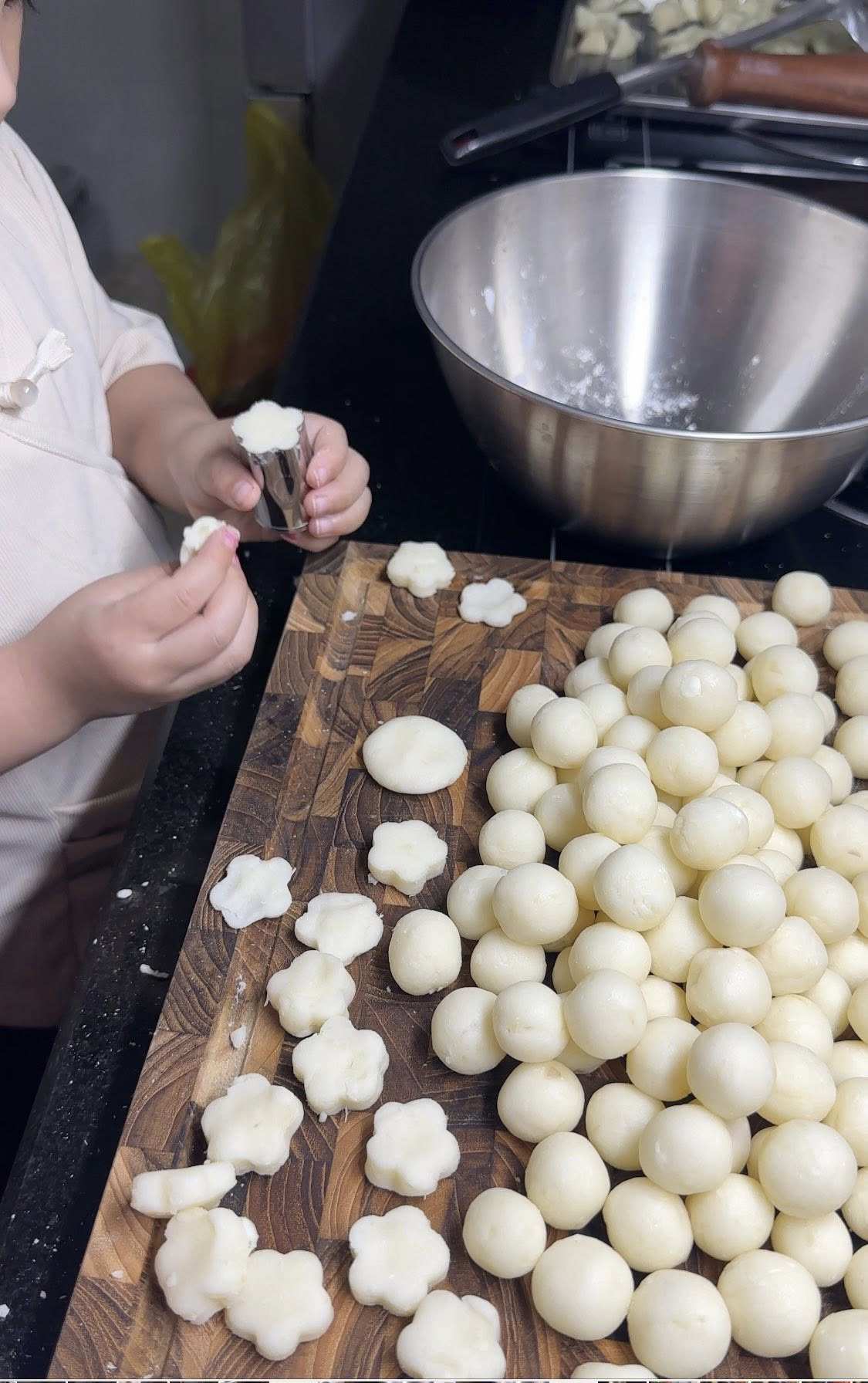 Nặn thành những viên mochi tròn hoặc hình hoa.