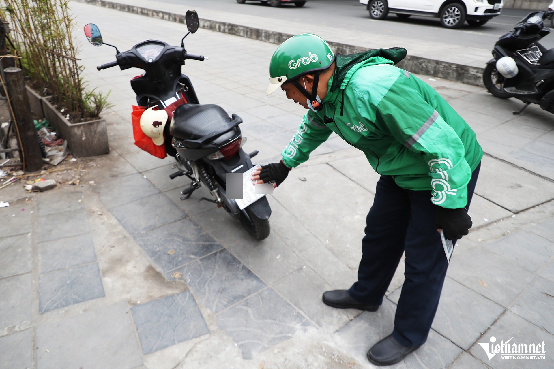 Tài xế tung chiêu 'bịt mắt' camera AI ở Hà Nội: Dùng cả cát, bã kẹo cao su - 8