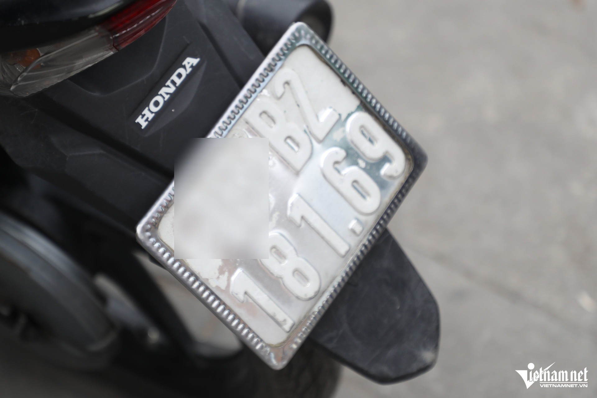 Tài xế tung chiêu 'bịt mắt' camera AI ở Hà Nội: Dùng cả cát, bã kẹo cao su - 9