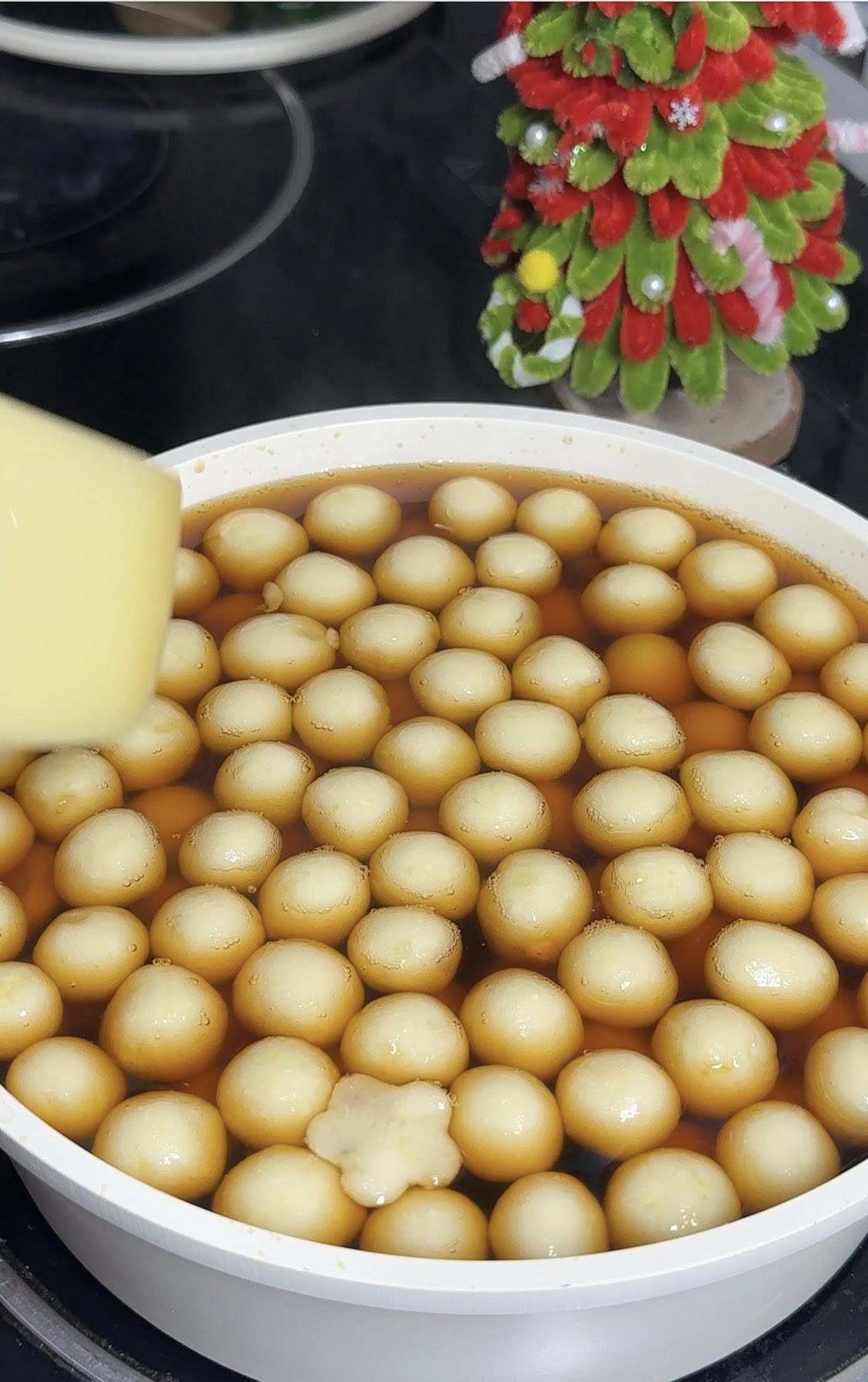 Sau vài phút, mochi nổi lên là chín.