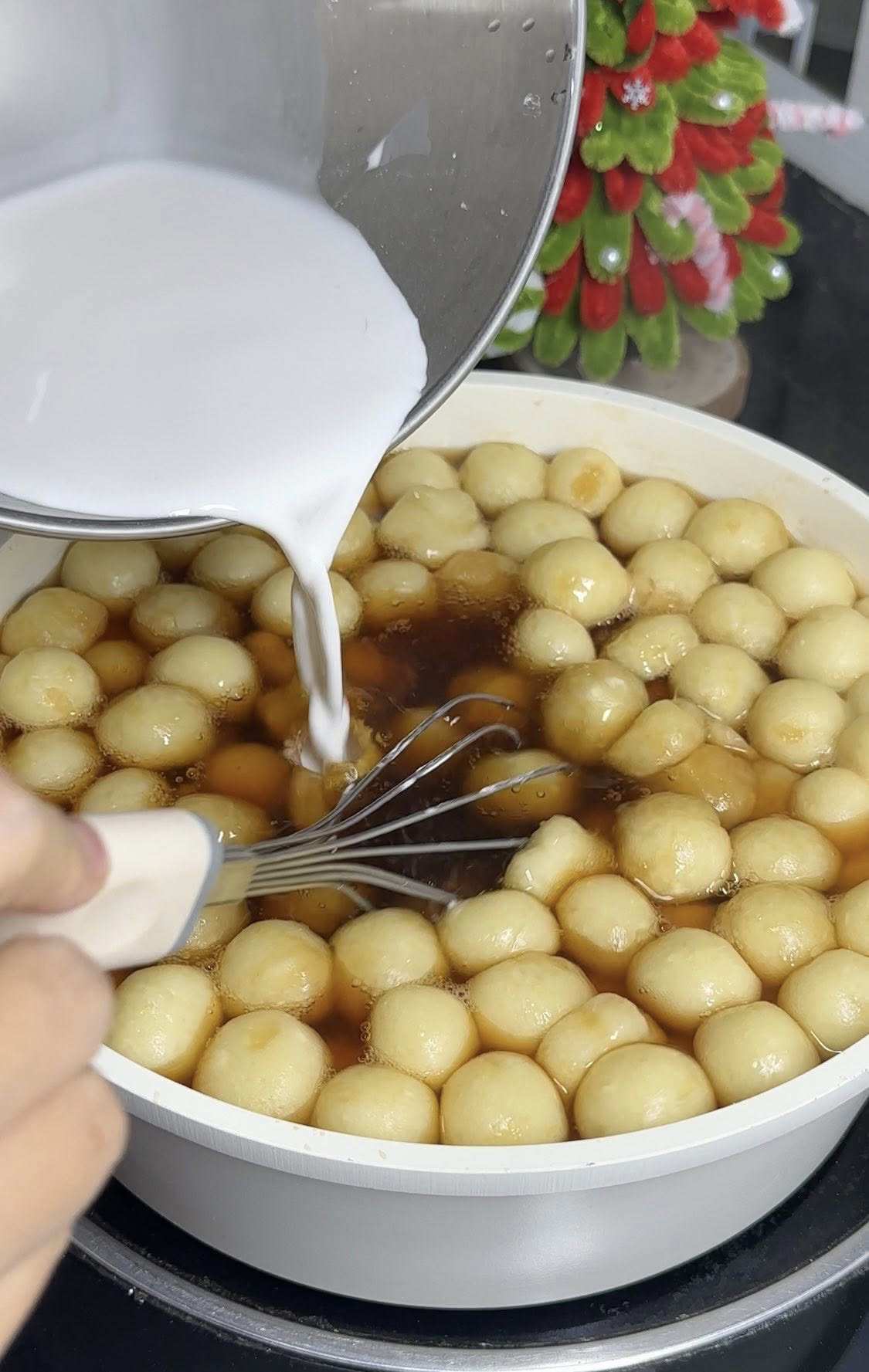 Hoà chút bột năng vào nước cho loãng rồi cho từ từ thêm vào nồi chè đến độ sánh nhẹ.