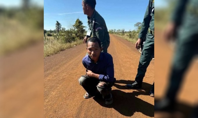 Người đàn ông bị binh sĩ Campuchia bắt hôm nay. Ảnh: KhmerTimes