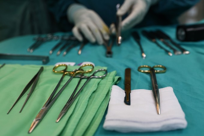 Y bác sĩ phẫu thuật cho bệnh nhân. Ảnh: Quỳnh Trần