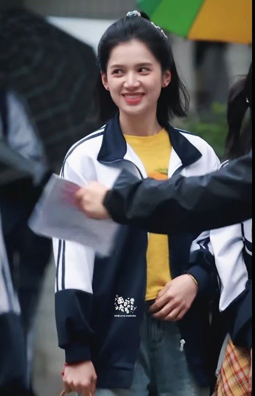 Trương Tịnh Nghi bị dìm dáng trong phim ngôn tình mới, chưa set đồ nào được khen - 7