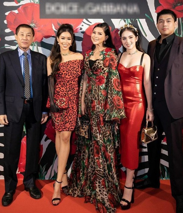 Bạn gái con trai út ông Johnathan Hạnh Nguyễn có phong cách thời trang đa dạng. Song, khi xuất hiện tại các sự kiện, bạn gái của Hiếu Nguyễn thường lựa chọn trang phục đơn giản, trang điểm nhẹ nhàng nhưng vẫn ghi điểm bởi làn da trắng và vóc dáng chuẩn đẹp.