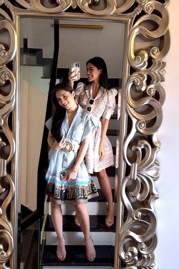 Theo nhiều nguồn tin, gia thế của Marie Trâm Anh được đánh giá là "môn đăng hộ đối" với Hiếu Nguyễn.