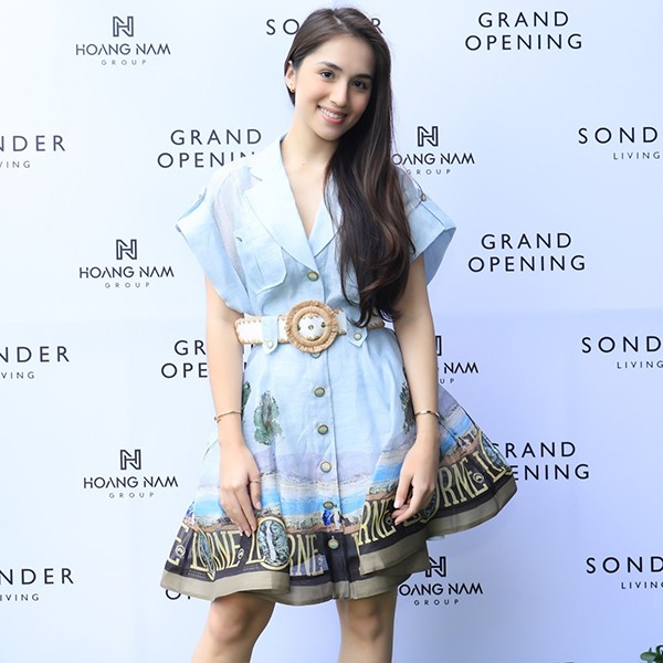 Vì có sự "hài hòa" về thân thế lẫn gia cảnh nên bạn gái con trai út ông trùm hàng hiệu tự tin giao tiếp và thân thiết với các thành viên trong gia đình hào môn.