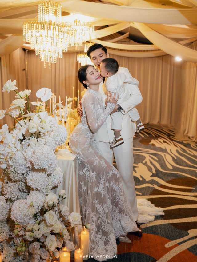 Cô nàng đang tận hưởng cuộc sống đủ đầy, hạnh phúc bên Văn Hậu và con trai trong căn biệt thự bao người mơ ước - nơi có yêu thương, gia đình và những người bạn thân thiết luôn đồng hành.