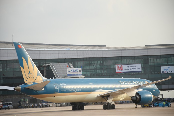 Máy bay Boeing 787 hạ cánh xuống sân bay Long Thành