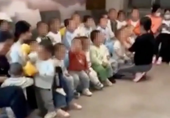 Những đứa trẻ được cho là con của Xu Bo. Ảnh: Weibo