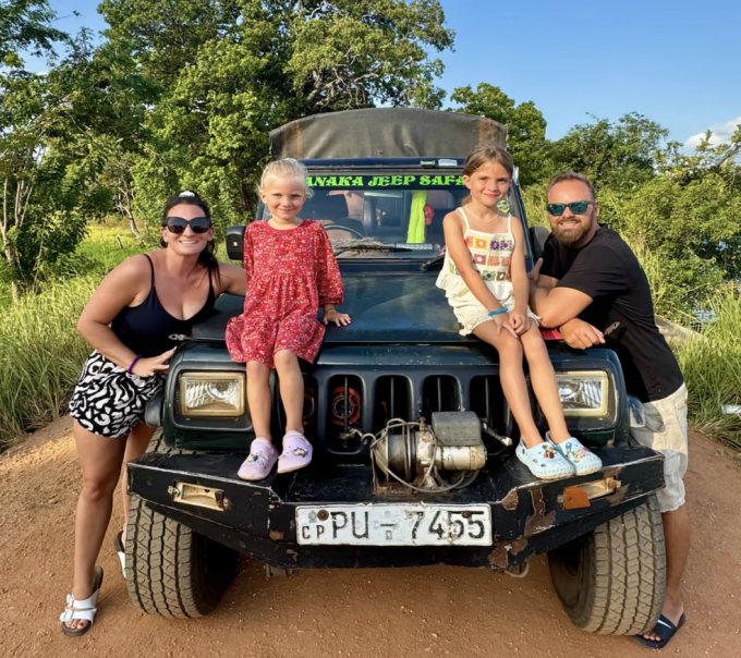 Gia đình Josy và Joe Davis ở Sri Lanka. Ảnh: Guardian