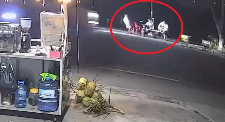 Ba thanh niên uống nước ven đường bị xe khách tông, hai người tử vong - 1